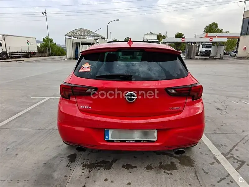 Usado Opel Astra Excellence 200 CV (147 kW) 2017 Rojo Berlina