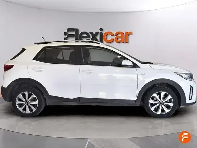 Usado Kia Stonic 84 CV (61 kW) 2023 Blanco SUV