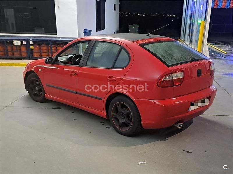 Usado Seat Leon Sport 105 CV (77 kW) 2003 Rojo Berlina