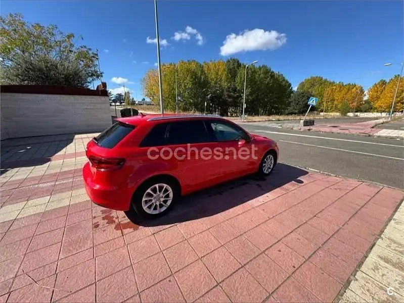 Usado Audi A3 Attraction 105 CV (77 kW) 2014 Rojo Berlina