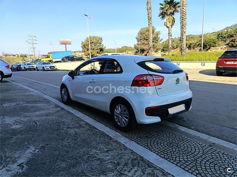 Usado Kia Rio 84 CV (61 kW) 2015 Blanco Berlina