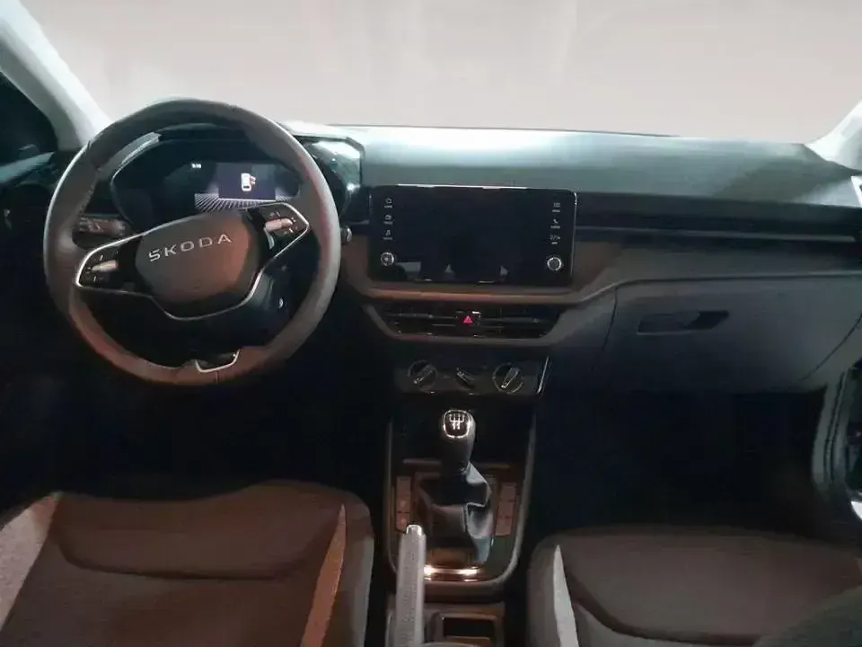Usado Skoda Fabia Essence 80 CV (58 kW) 2025 Gris Utilitario