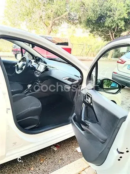 Usado Peugeot 208 Style 110 CV (80 kW) 2017 Blanco Utilitario