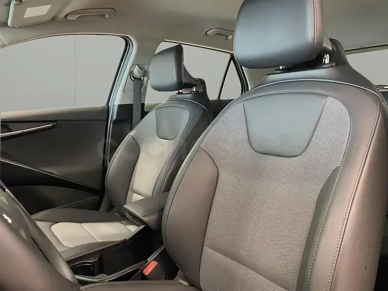 Usado Kia Niro 129 CV (94 kW) 2025 Gris / plata SUV