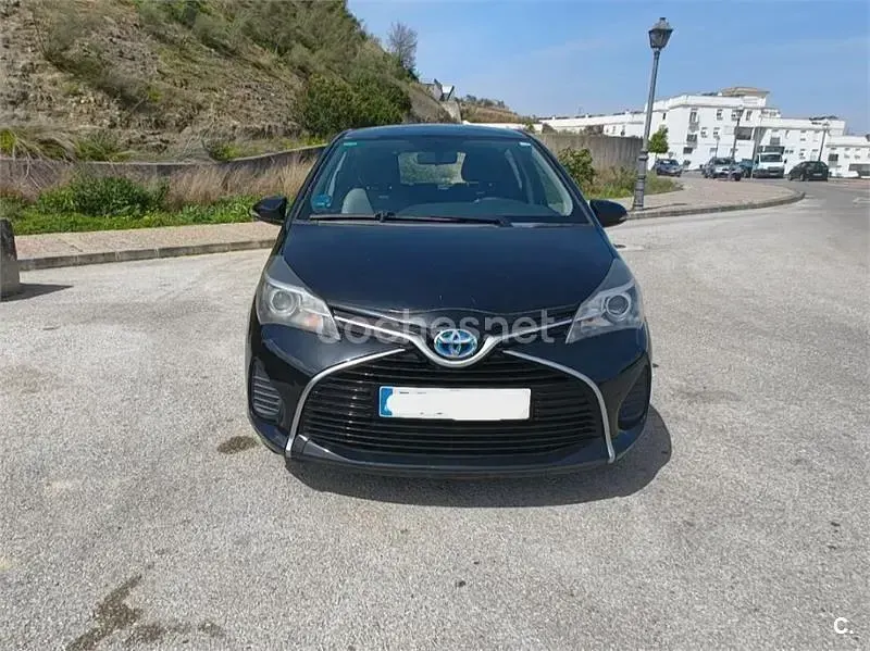 Usado Toyota Yaris Hybrid Active 100 CV (73 kW) 2017 Negro Berlina