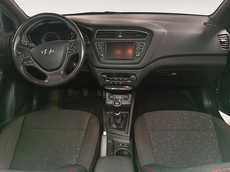 Usado Hyundai i20 110 CV (80 kW) 2019 Gris/plata Utilitario