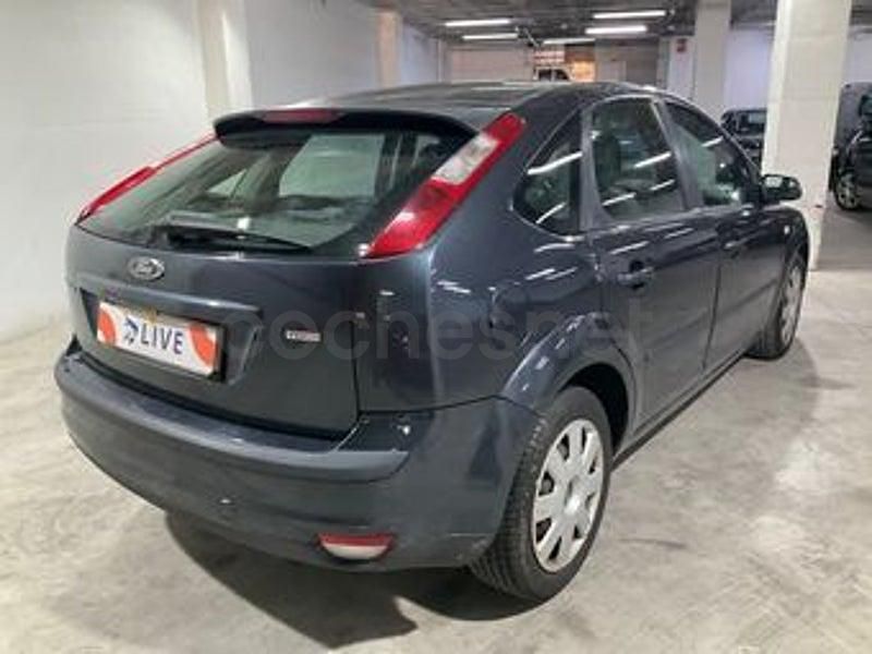 Usado Ford Focus Ghia 115 CV (84 kW) 2007 Gris / plata Berlina