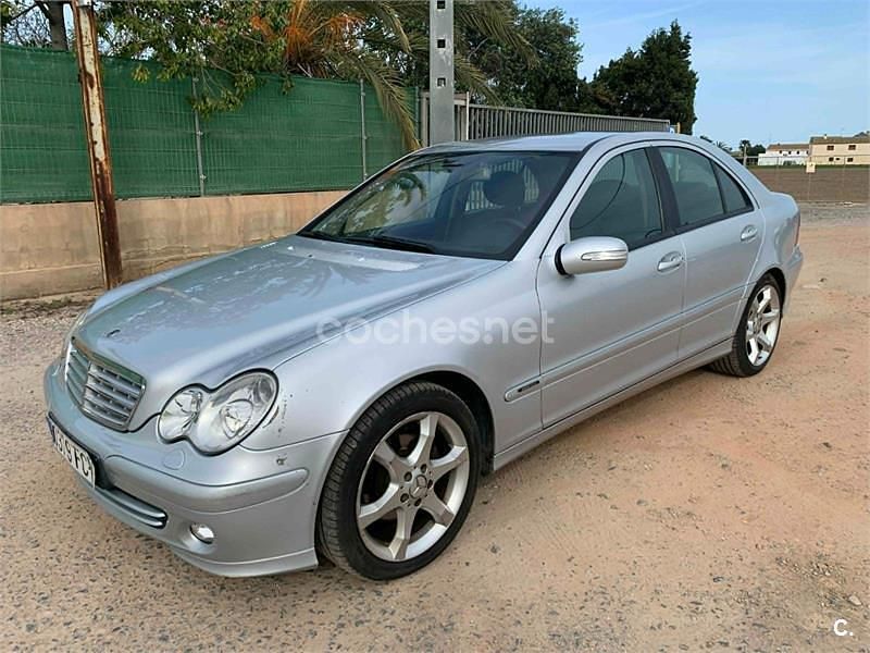 Usado Mercedes C200 Classic 122 CV (89 kW) 2006 Gris / plata Berlina