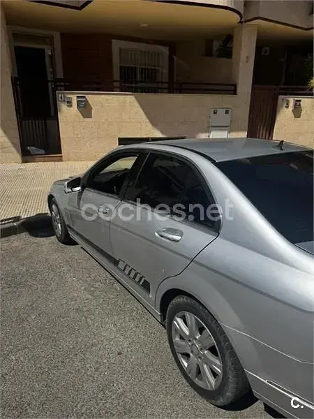 Usado Mercedes C200 136 CV (100 kW) 2009 Gris / plata Berlina