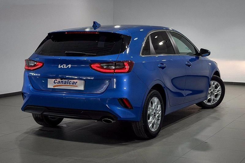 Usado Kia Ceed 100 CV (73 kW) 2023 Azul Utilitario