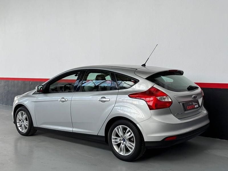 Usado Ford Focus Trend 125 CV (91 kW) 2011 Gris / plata Berlina