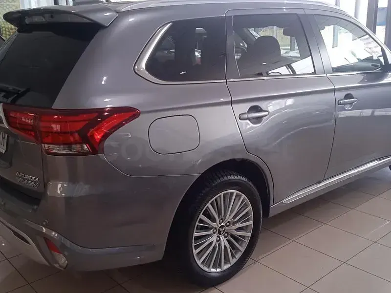 Usado Mitsubishi Outlander P-HEV 224 CV (164 kW) 2020 Gris / plata SUV