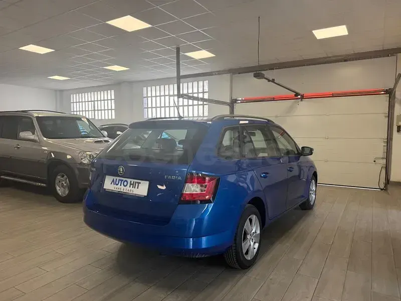 Usado Skoda Fabia Style 90 CV (66 kW) 2017 Azul Familiar