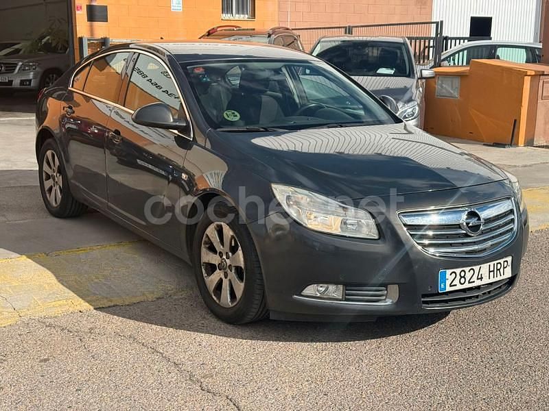Usado Opel Insignia Business 130 CV (95 kW) 2013 Marrón Familiar
