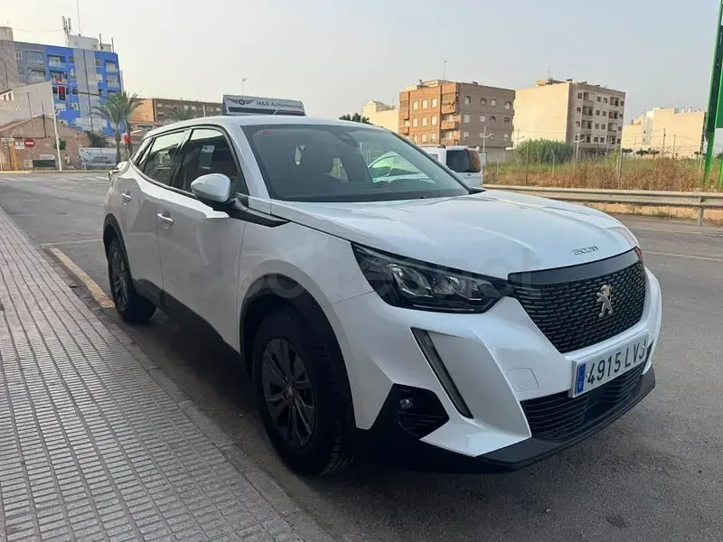 Usado Peugeot 2008 Active 110 CV (80 kW) 2021 Blanco SUV