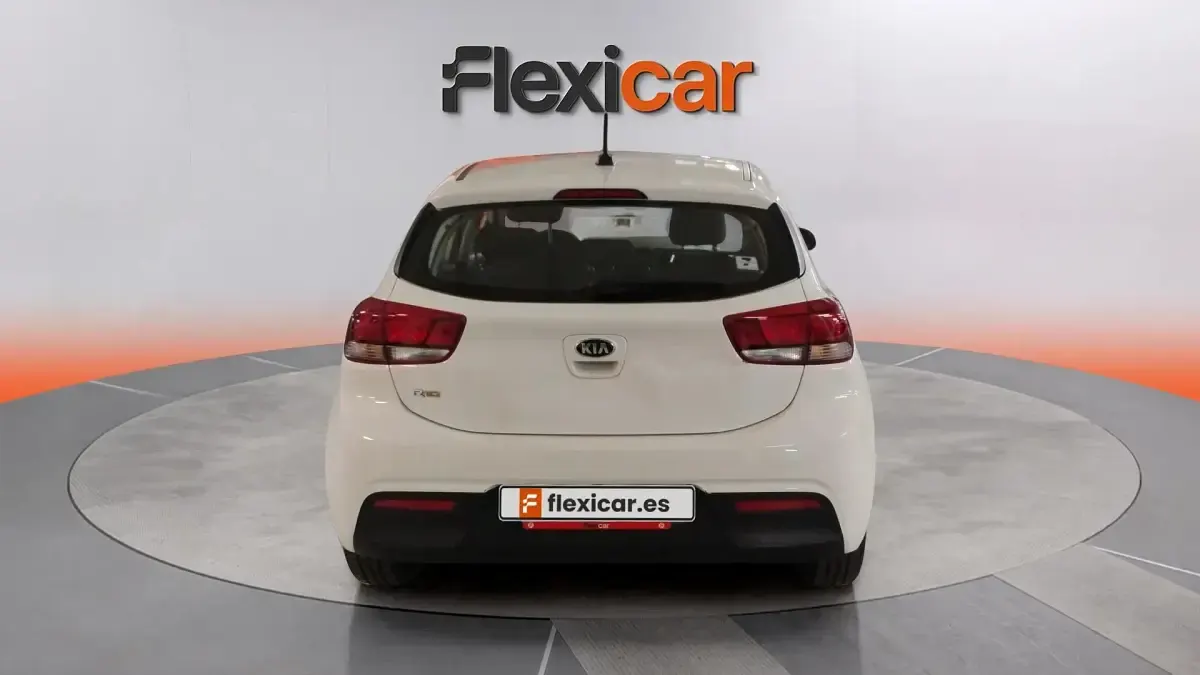 Usado Kia Rio 84 CV (61 kW) 2021 Blanco Berlina