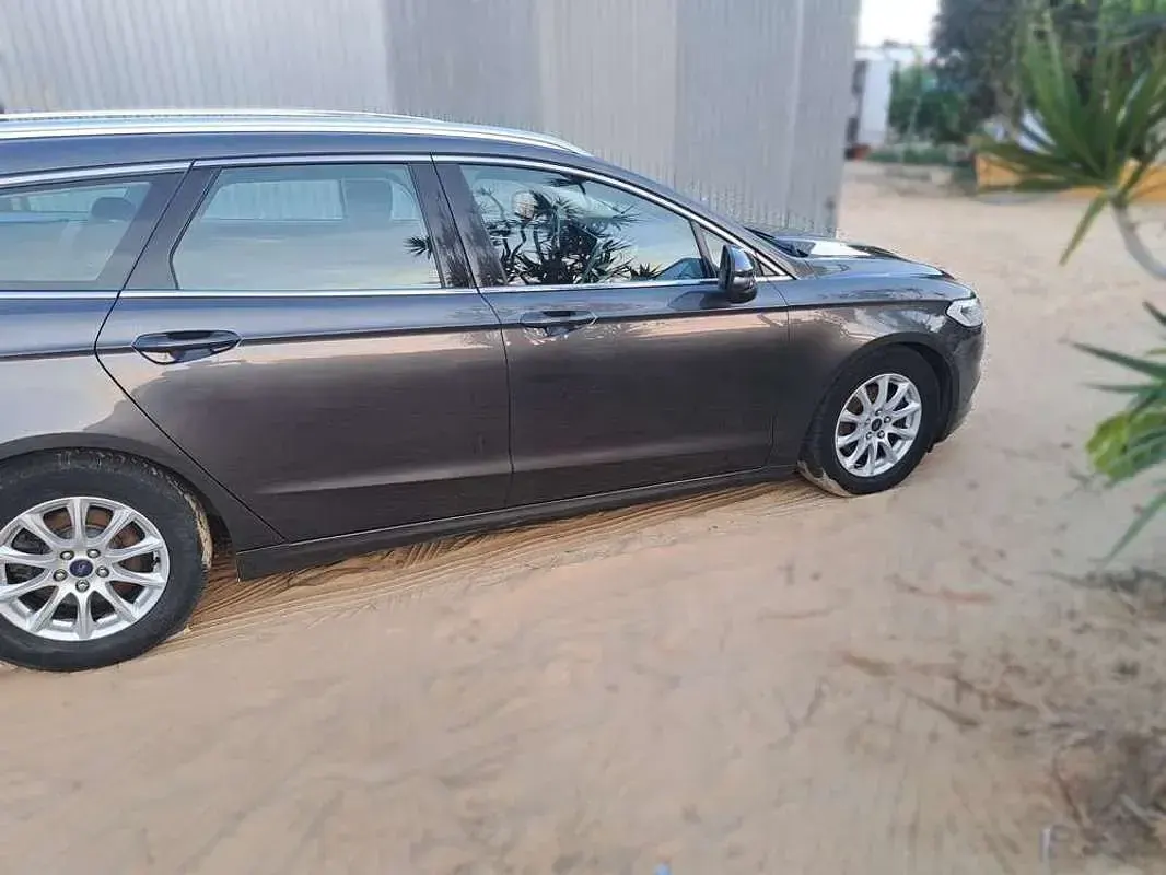 Usado Ford Mondeo Business Edition 116 CV (85 kW) 2018 Gris Berlina