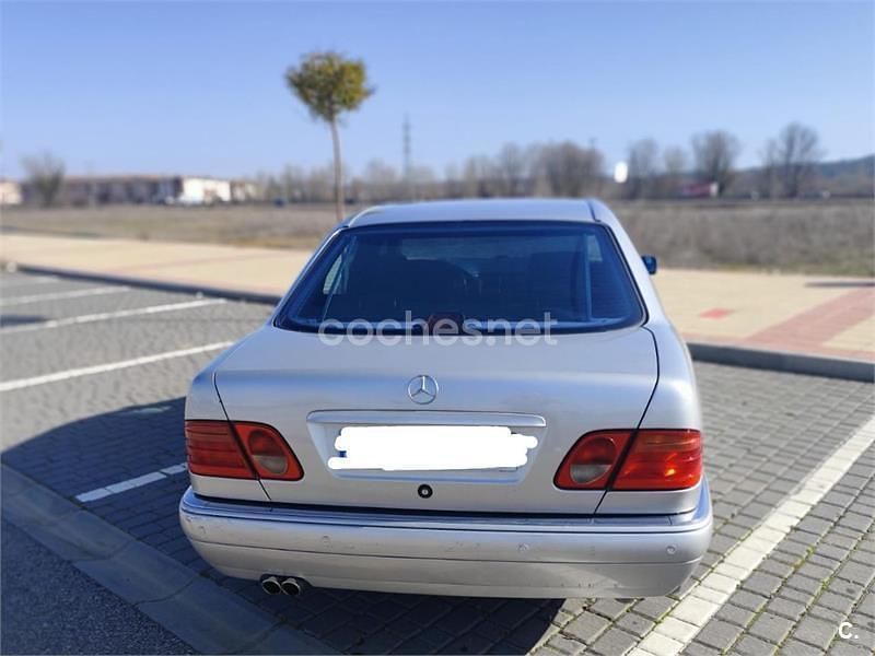 Usado Mercedes E320 Avantgarde 220 CV (161 kW) 1998 Gris / plata Berlina