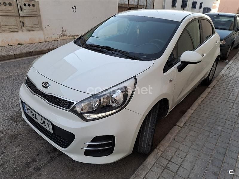 Usado Kia Rio 75 CV (55 kW) 2015 Blanco Berlina