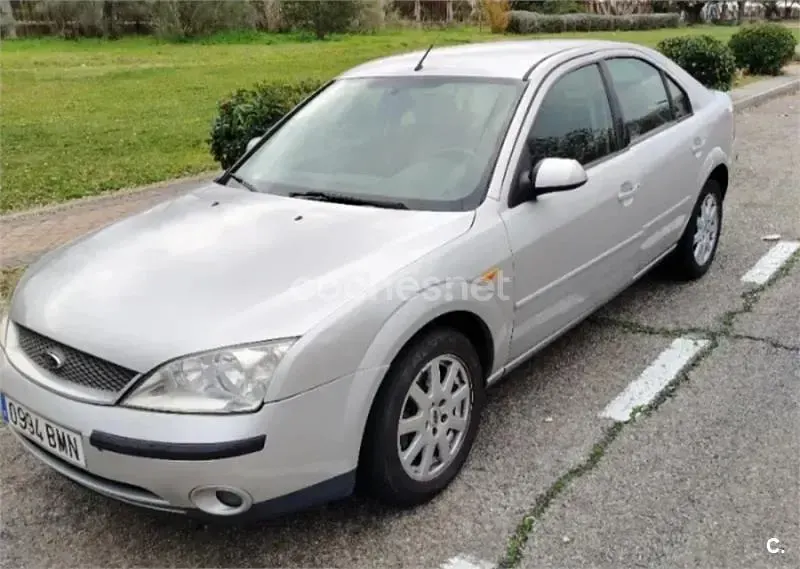 Usado Ford Mondeo Trend 115 CV (84 kW) 2001 Gris / plata Berlina