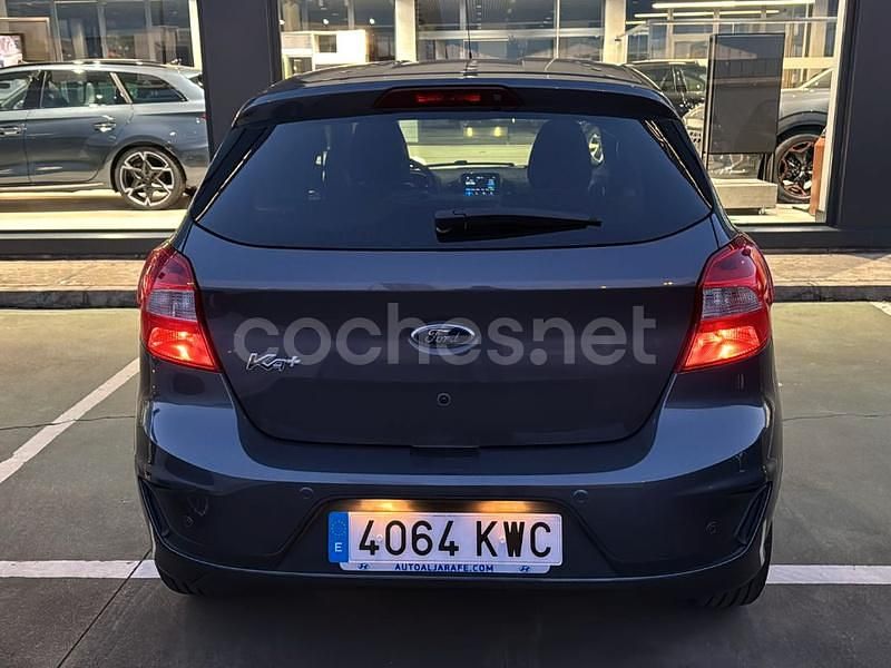 Usado Ford Ka Plus Ultimate 85 CV (62 kW) 2019 Gris / plata Utilitario