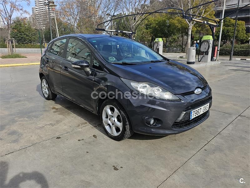 Usado Ford Fiesta Ambiente 68 CV (50 kW) 2008 Gris / plata Utilitario