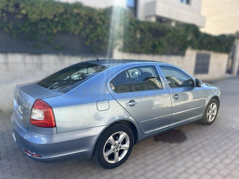 Usado Skoda Octavia Active 105 HP (77 kW) 2012 Cinzento Sedan