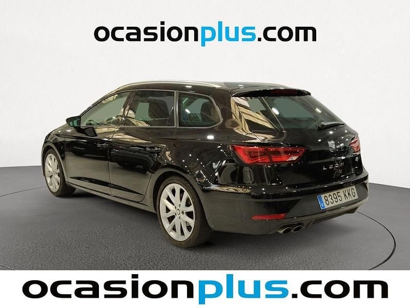 Usado Seat Leon FR 125 CV (91 kW) 2018 Negro Monovolumen