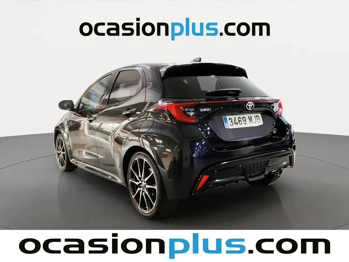 Usado Toyota Yaris Hybrid Sport 116 CV (85 kW) 2023 Negro Berlina