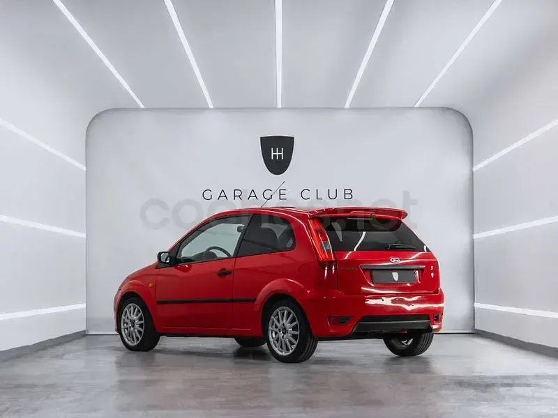 Usado Ford Fiesta Sport 100 CV (73 kW) 2005 Rojo Utilitario
