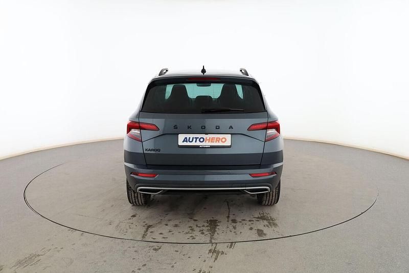 Usado Skoda Karoq SportLine 150 CV (110 kW) 2022 Gris SUV