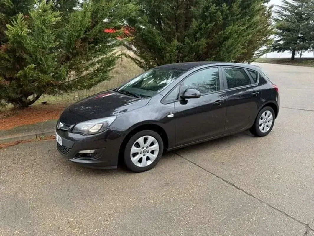Usado Opel Astra Dynamic 110 CV (80 kW) 2015 Negro Utilitario