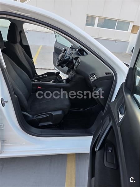 Usado Peugeot 308 Style 100 CV (73 kW) 2017 Blanco Berlina