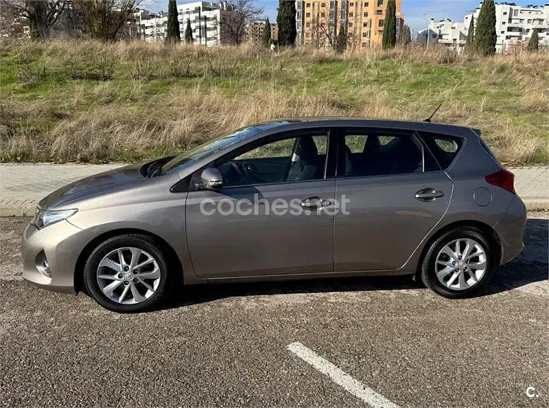 Usado Toyota Auris Business Edition 90 CV (66 kW) 2015 Beige Berlina