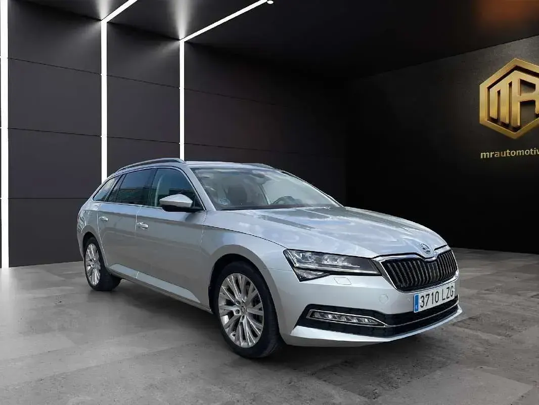 Usado Skoda Superb Style 150 CV (110 kW) 2022 Plateado Familiar