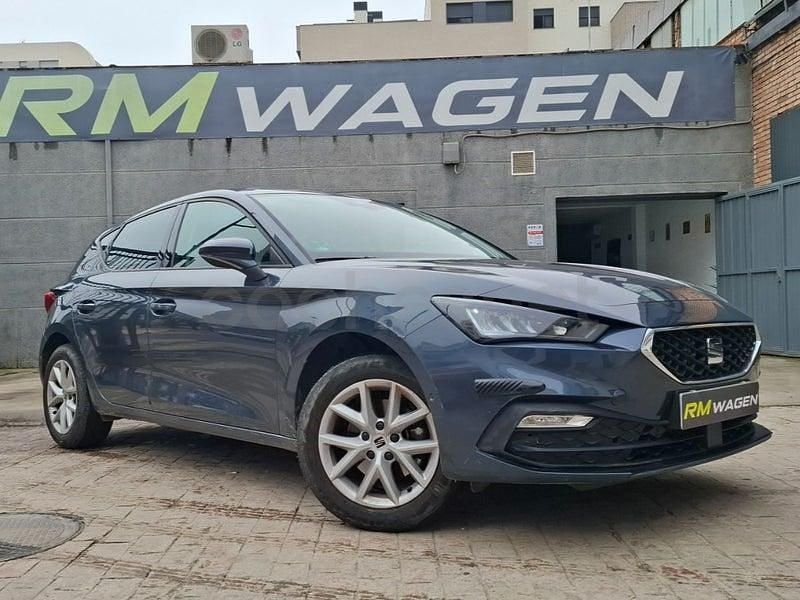 Usado Seat Leon Style 130 CV (95 kW) 2023 Gris / plata Berlina