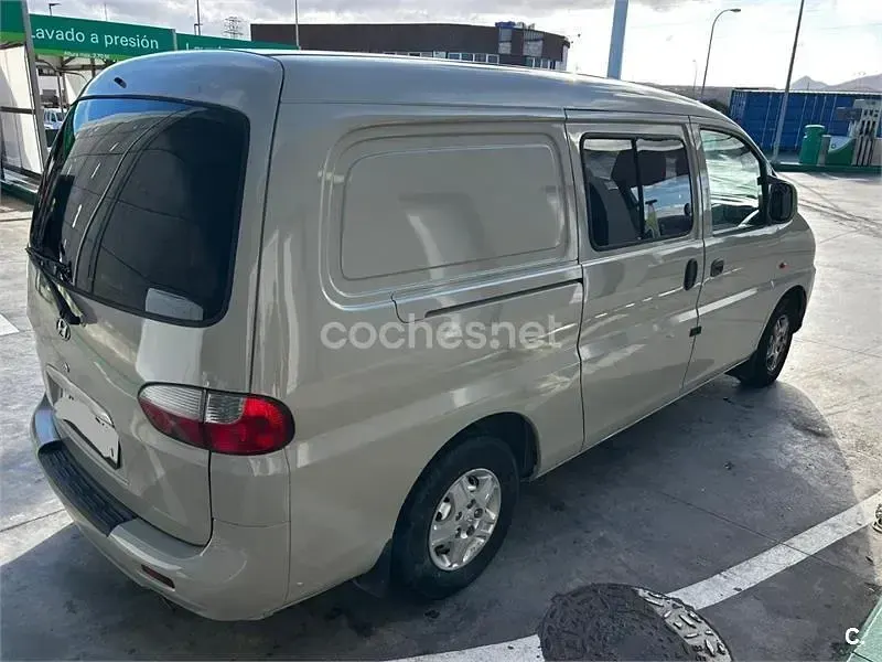 Usado Hyundai H-1 100 CV (73 kW) 2001 Beige Monovolumen