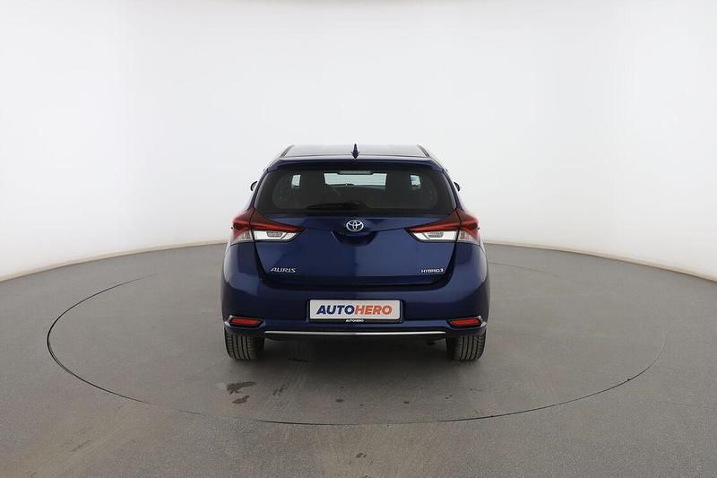 Usado Toyota Auris Hybrid Active 136 CV (100 kW) 2017 Azul Berlina