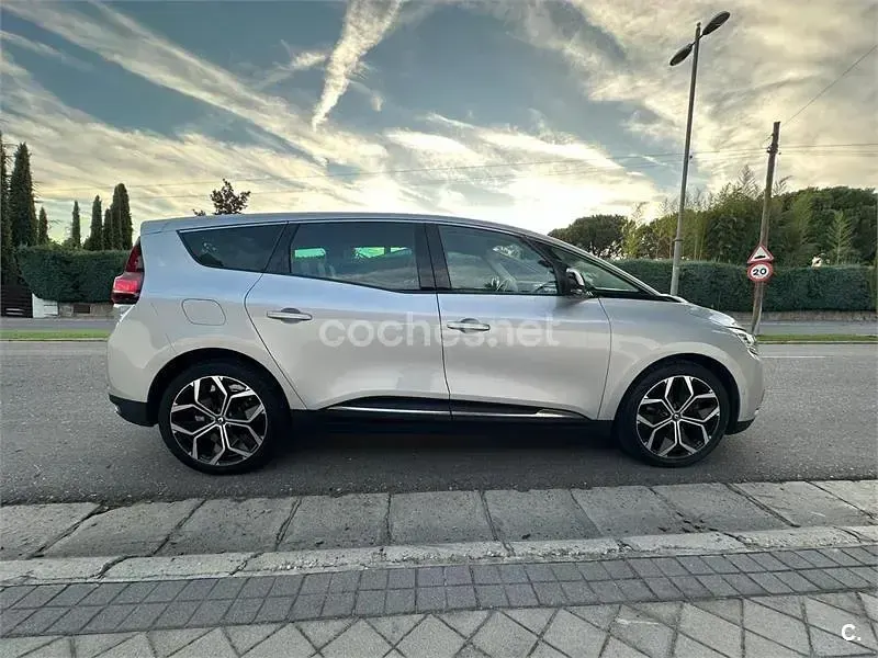 Usado Renault Grand Scénic IV Zen 140 CV (102 kW) 2023 Gris / plata Monovolumen