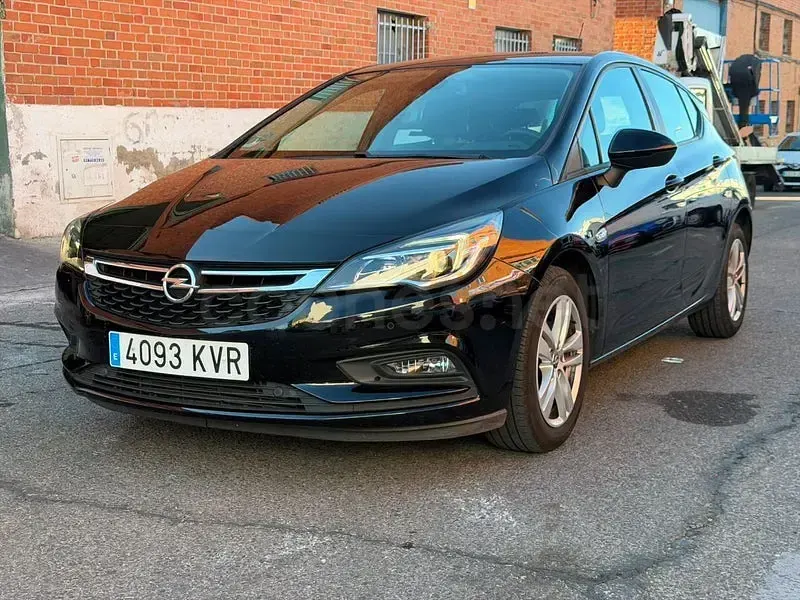 Usado Opel Astra Selective 125 CV (91 kW) 2019 Negro Berlina