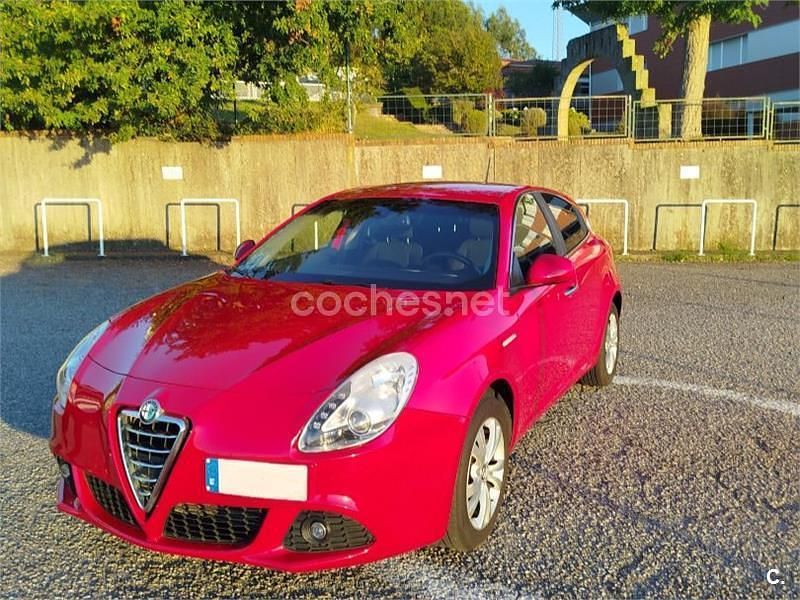 Rojo Usado 2013 Alfa Romeo Giulietta Distinctive Utilitario | 8000 € - Imagen 1/4