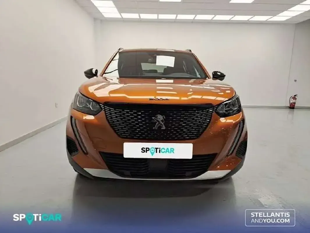 Usado Peugeot 2008 Allure 131 CV (96 kW) 2021 Naranja SUV