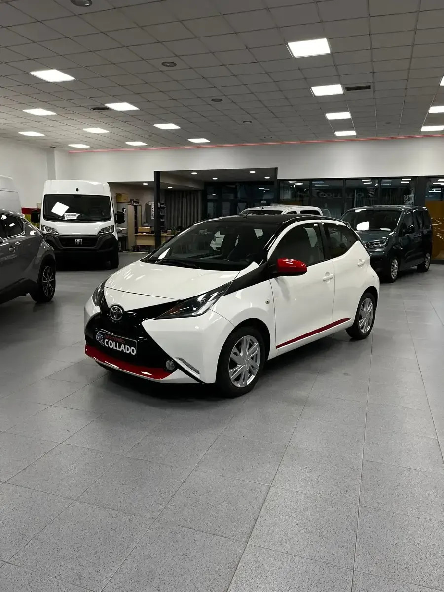 Usado Toyota Aygo X-play 69 CV (50 kW) 2018 Blanco Utilitario