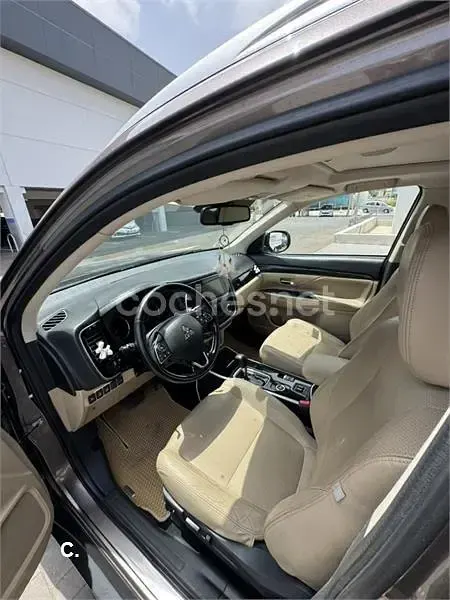 Usado Mitsubishi Outlander 150 CV (110 kW) 2017 Gris / plata SUV