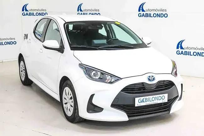 Usado Toyota Yaris Hybrid Active 116 CV (85 kW) 2021 Blanco Berlina