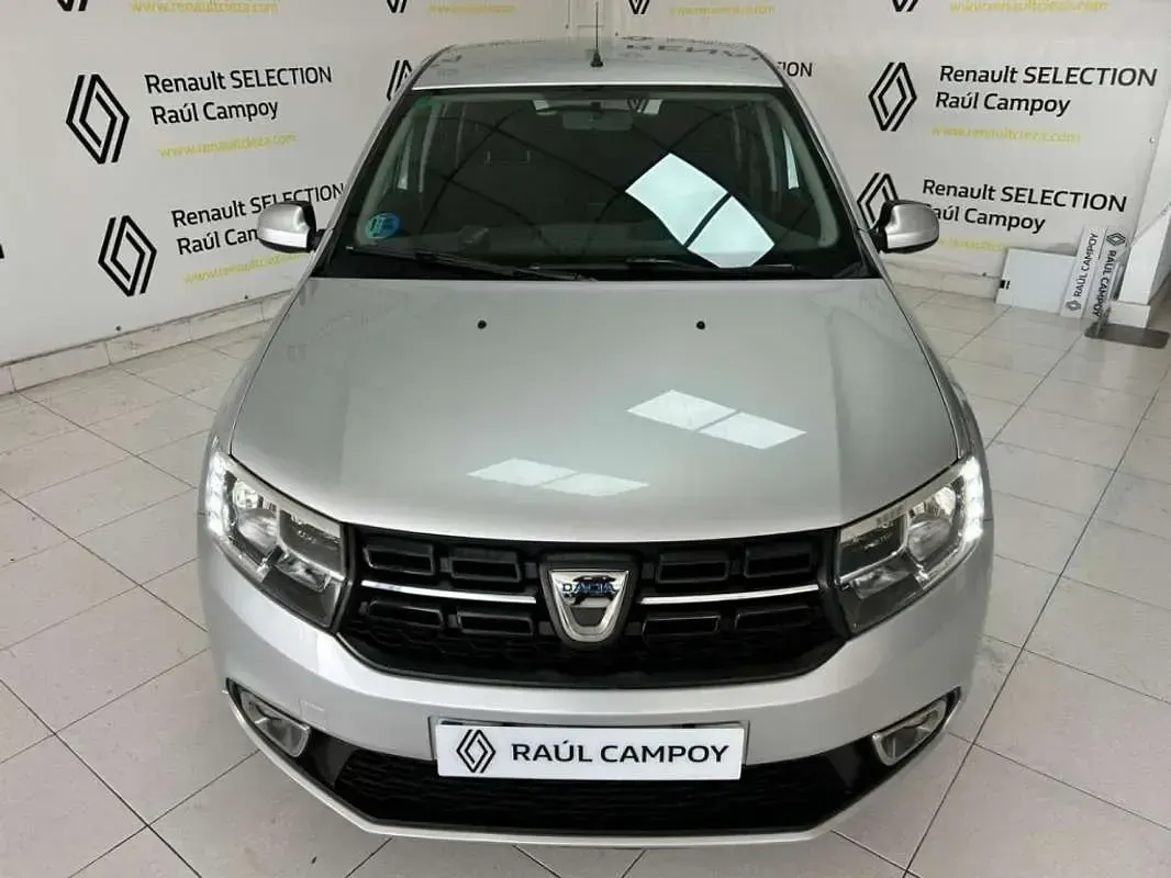 Usado Dacia Sandero Comfort 90 CV (66 kW) 2018 Gris Utilitario