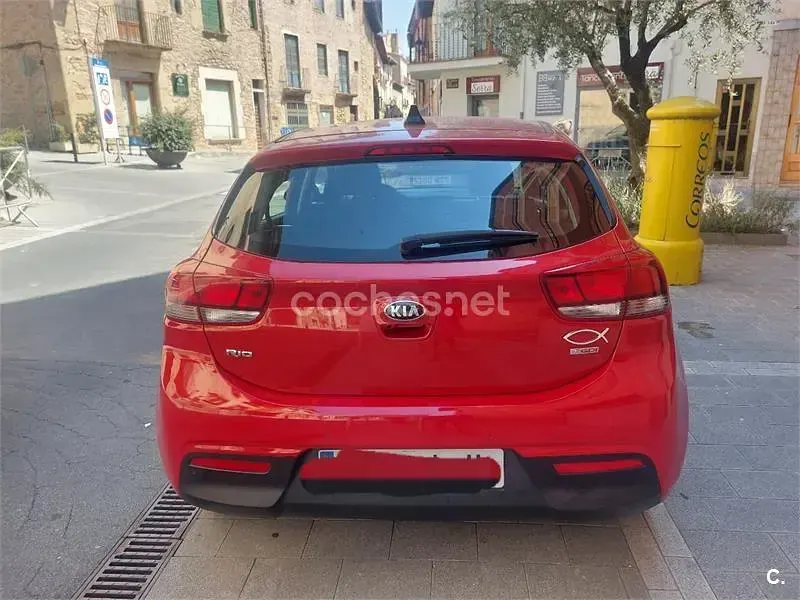 Usado Kia Rio 100 CV (73 kW) 2020 Rojo Berlina