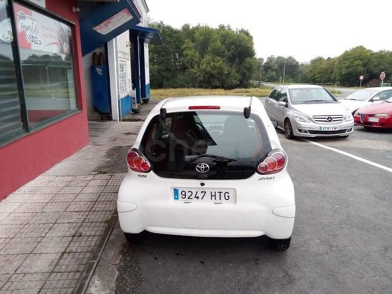 Usado Toyota Aygo City 68 CV (50 kW) 2013 Blanco Utilitario