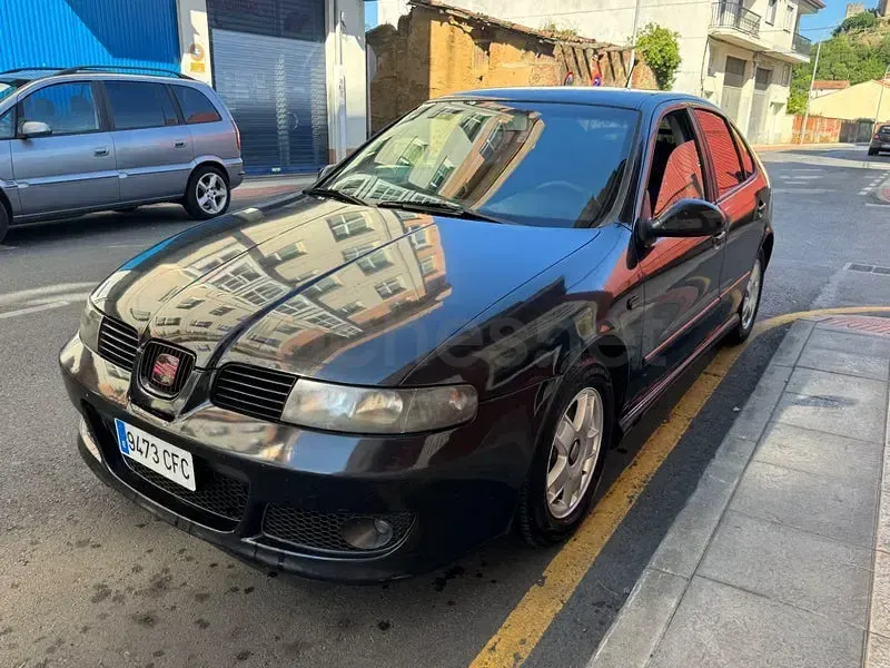 Usado Seat Leon Sport 110 CV (80 kW) 2004 Negro Utilitario