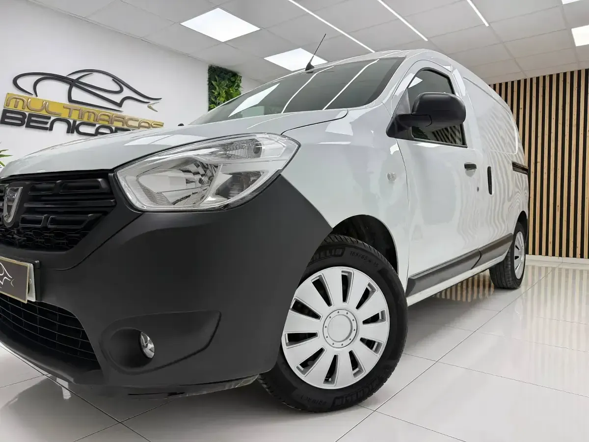 Usado Dacia Dokker Essentiel 95 HP (69 kW) 2021 Branco Monovolume